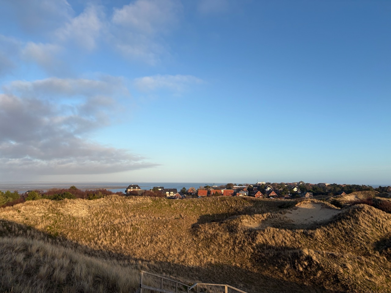 Panoramablick von der Aussichtsdüne Wittdün auf Amrum mit Sicht auf das Wattenmeer und Fährhafen